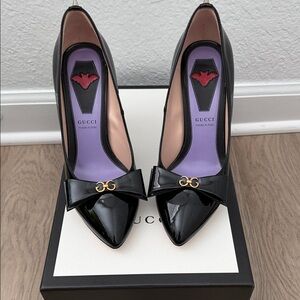 NWB Authentic Gucci Black Patent Leather Heels with Bow
